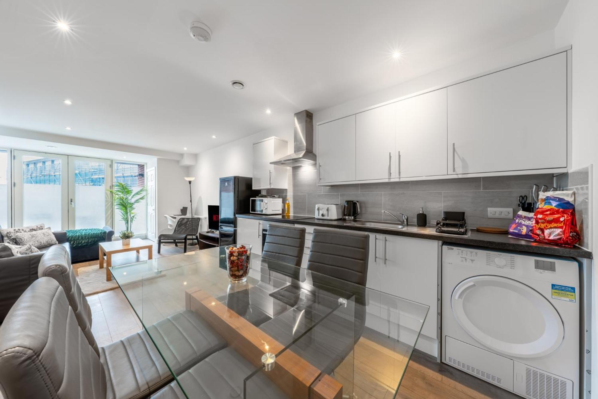 London Station Apartment *